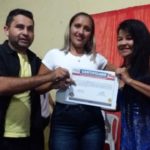 Fátima Araújo entrega Certificados a Jovens e Adultos.