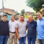 Genival Alves comemora obras de asfaltamento no bairro Fumacê