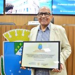 Professor Elson Gomes é condecorado com Medalha do Mérito Legislativo Paulo Freire