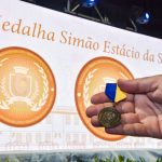 Reconhecimento que transforma: Câmara homenageia personalidades na entrega da Medalha Simão Estácio da Silveira